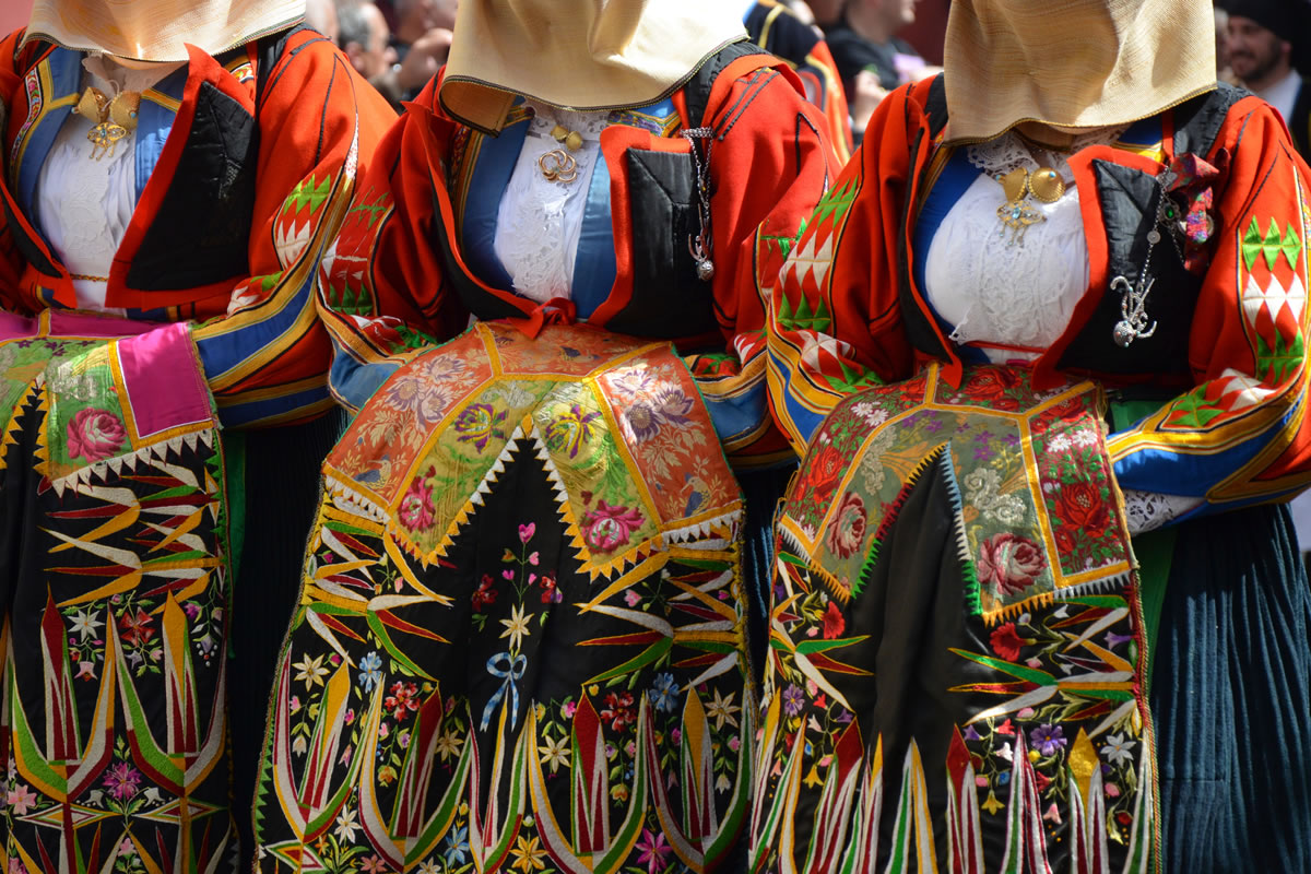 Traditional costumes and jewelry Is Cheas
